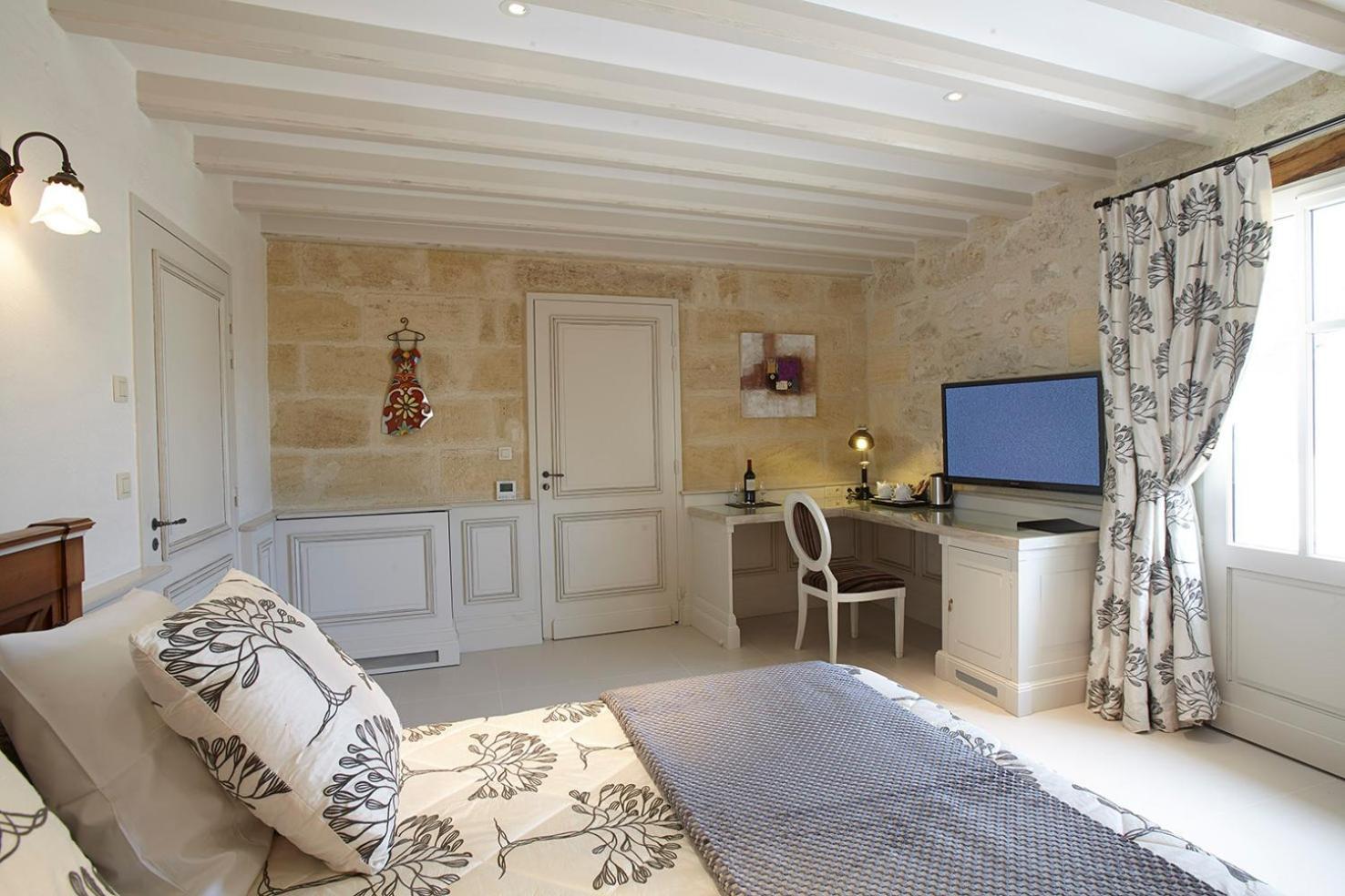 Château La Rose Perrière Lussac  Chambre photo